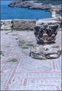 Colonne latérale du patio intérieur des ruines de la Basilique Ste Chrispine à Tebessa